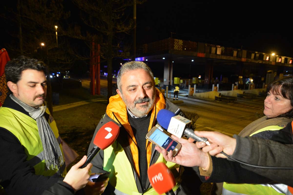 Una hora antes del final oficial de la concesión, los trabajadores de la AP-1 han retirado las barreras, abriendo la vía a la circulación gratuita.