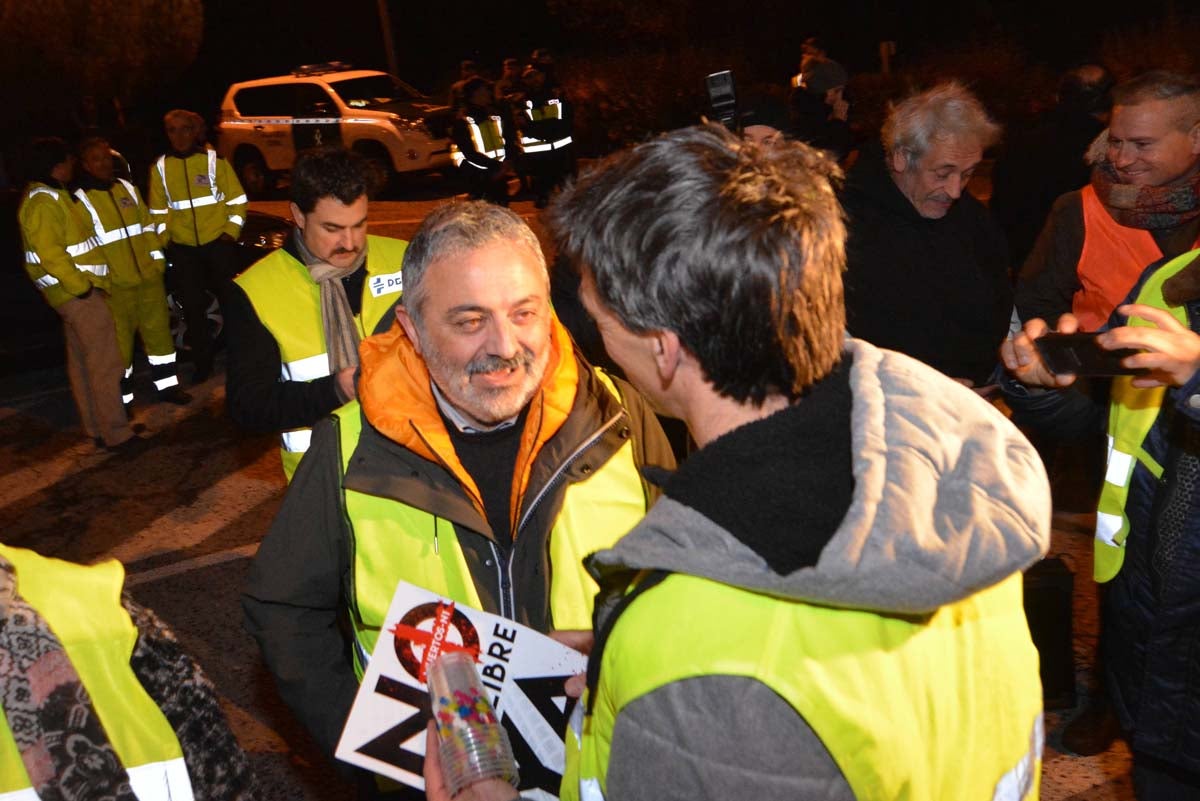 Una hora antes del final oficial de la concesión, los trabajadores de la AP-1 han retirado las barreras, abriendo la vía a la circulación gratuita.