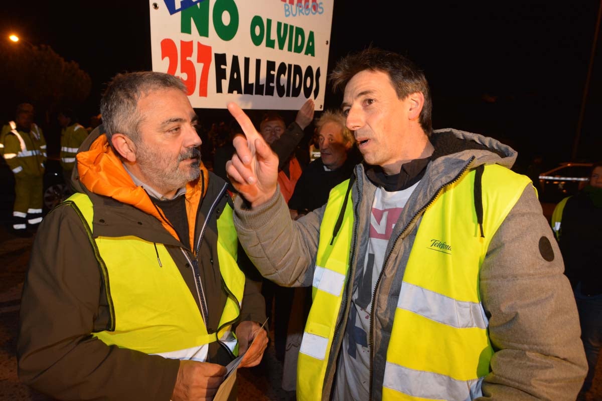 Una hora antes del final oficial de la concesión, los trabajadores de la AP-1 han retirado las barreras, abriendo la vía a la circulación gratuita.