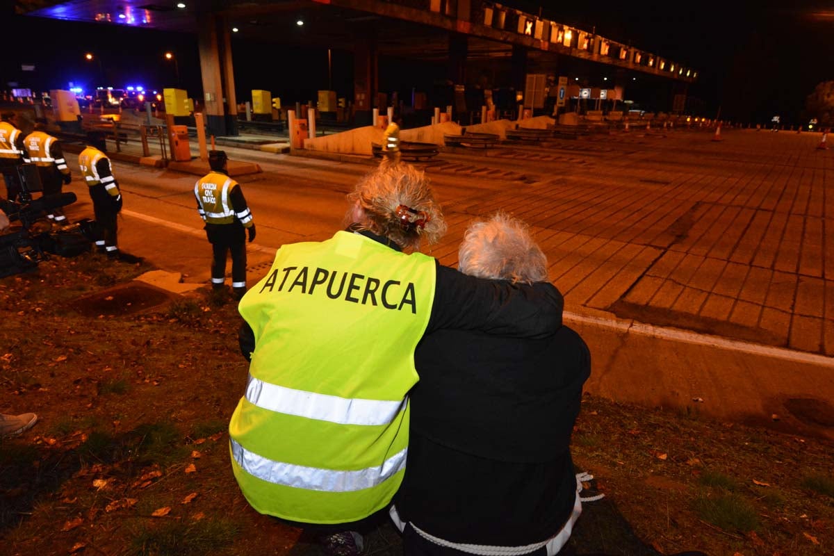 Una hora antes del final oficial de la concesión, los trabajadores de la AP-1 han retirado las barreras, abriendo la vía a la circulación gratuita.