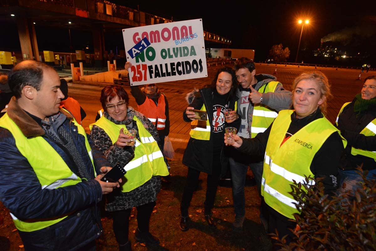 Una hora antes del final oficial de la concesión, los trabajadores de la AP-1 han retirado las barreras, abriendo la vía a la circulación gratuita.