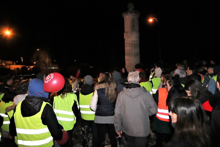 La Plataforma de Afectados por la N-1 ha recordado a los fallecidos en la N-1, única vía alternativa a la ya gratuita AP-1, con una ofrenda floral muy emotiva en Briviesca.