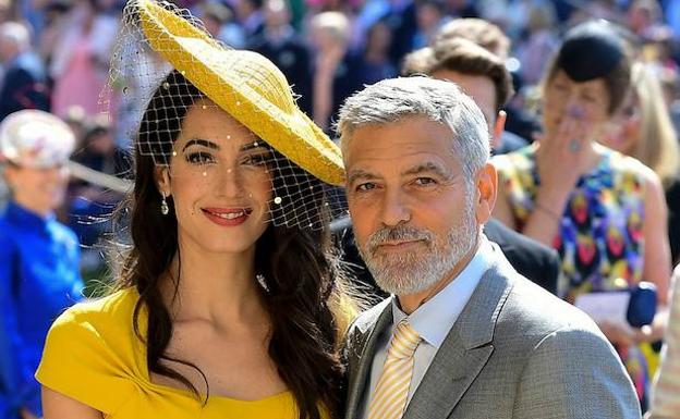 El actor George Clooney y su esposa, la abogada Amal Clooney, a su llegada a la boda del príncipe Harry de Inglaterra.