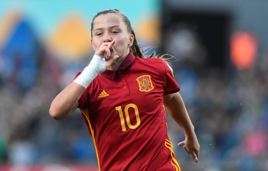 La selección española femenina Sub'17 terminó invicta y alcanzó este sábado su primer título en el Mundial de la categoría gracias al triunfo por 2-1 sobre México, con un doblete de la goleadora Claudia Pina, en el torneo que se disputó en Uruguay.