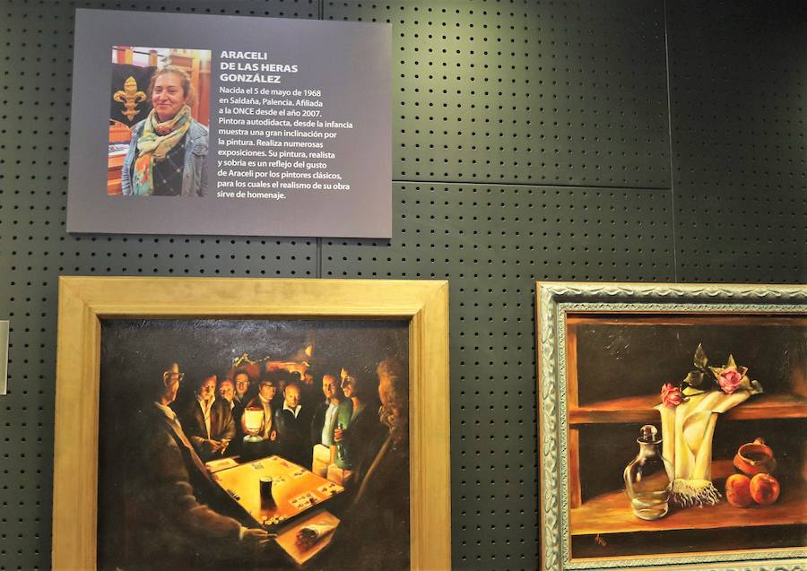 Cuatro pintores castellanoleoneses con discapacidad visual grave exponen sus obras en la Biblioteca San Juan de Burgos para demostrar su superación y talento.