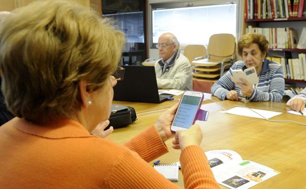 Personas mayores, en un curso para aprender el uso del 'Smartphone'. 