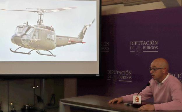 Fotografía del helicóptero que llegará hasta el museo y Luis Jorge del Barco, alcalde de Belorado. 