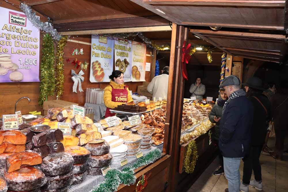 A los pies de la Catedral de Burgos, en la Plaza del Rey San Fernando, el Mercado Navideño ha estrenado sus luces. 22 puestos de artesanía de oficios y otros 7 de productos alimentarios de calidad esperan al visitante.