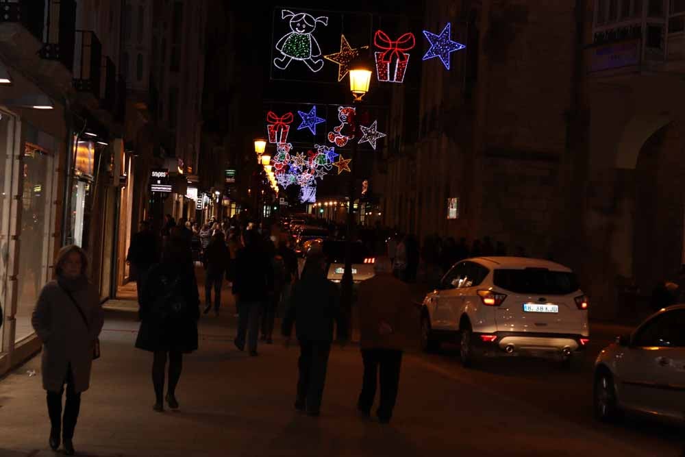 Fotos: La iluminación navideña ya brilla en la ciudad