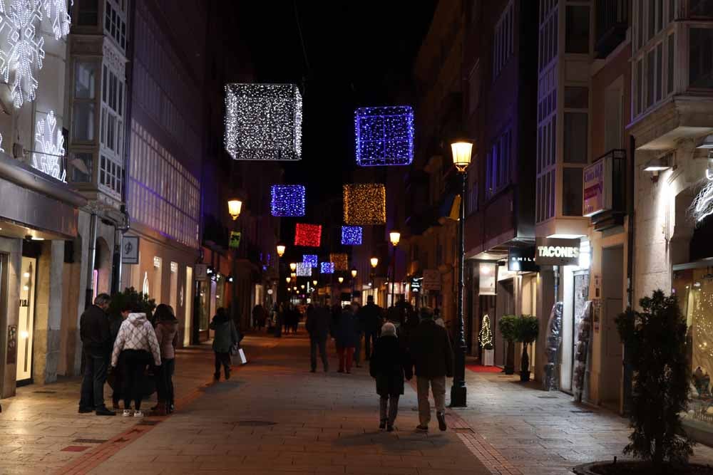 Fotos: La iluminación navideña ya brilla en la ciudad