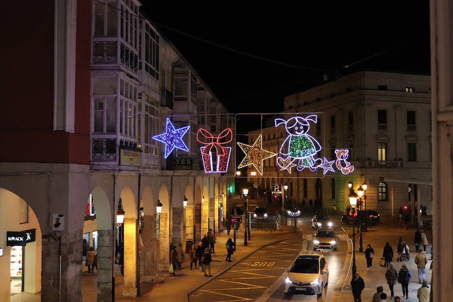 Fotos: La iluminación navideña ya brilla en la ciudad