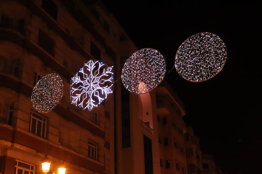 Fotos: La iluminación navideña ya brilla en la ciudad