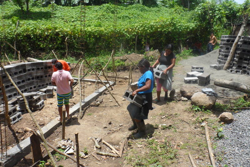 La ONG Amycos ha comenzado la ejecución de su proyecto de mejora de las condiciones de habitabilidad y de salud de familias vulnerables en la comunidad indígena de La Lima - Los Limones en Nicaragua.