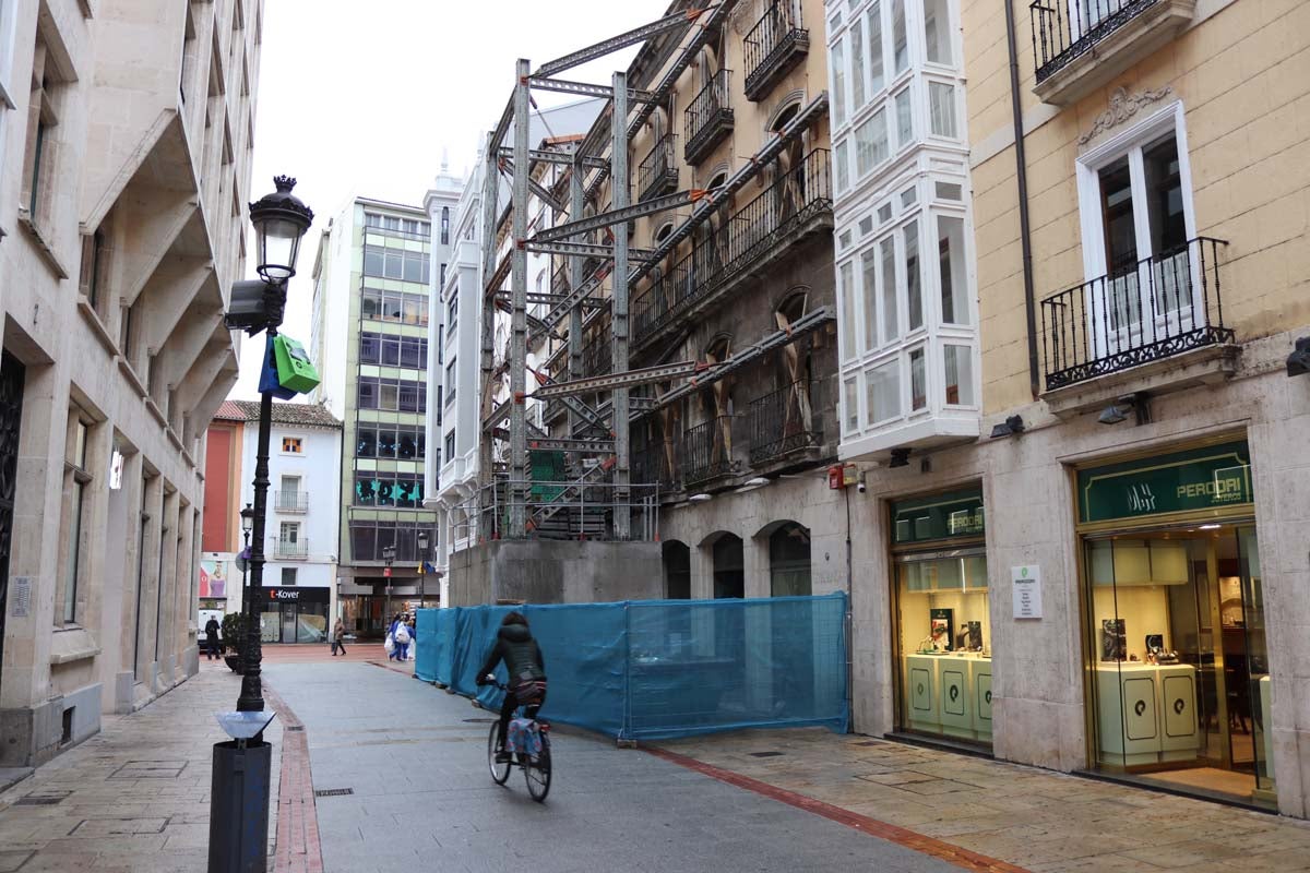 A pesar de las peatonalizaciones abordadas en las últimas décadas en el centro histórico de la ciudad, cientos de vehículos campan a sus anchas cada mañana por ellas.