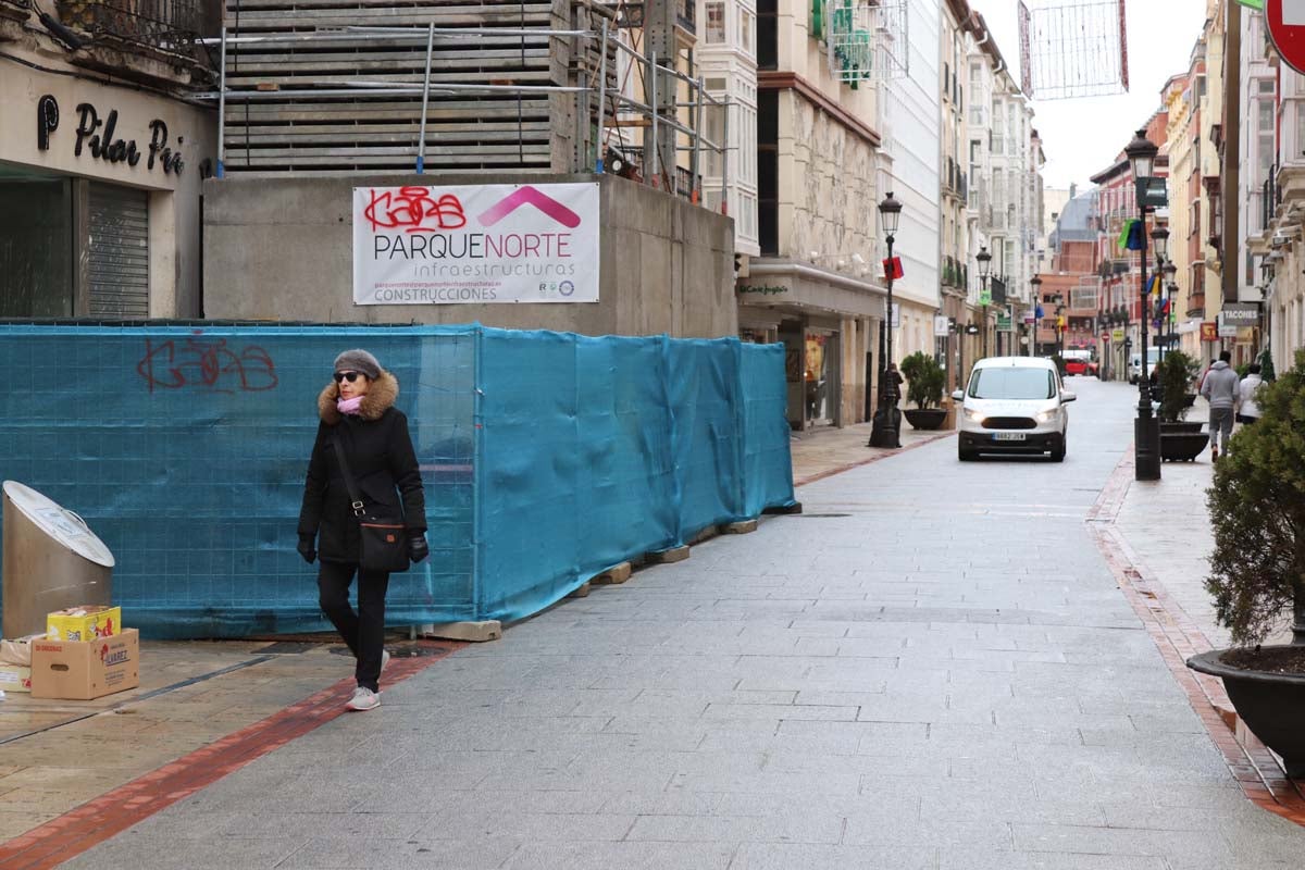 A pesar de las peatonalizaciones abordadas en las últimas décadas en el centro histórico de la ciudad, cientos de vehículos campan a sus anchas cada mañana por ellas.
