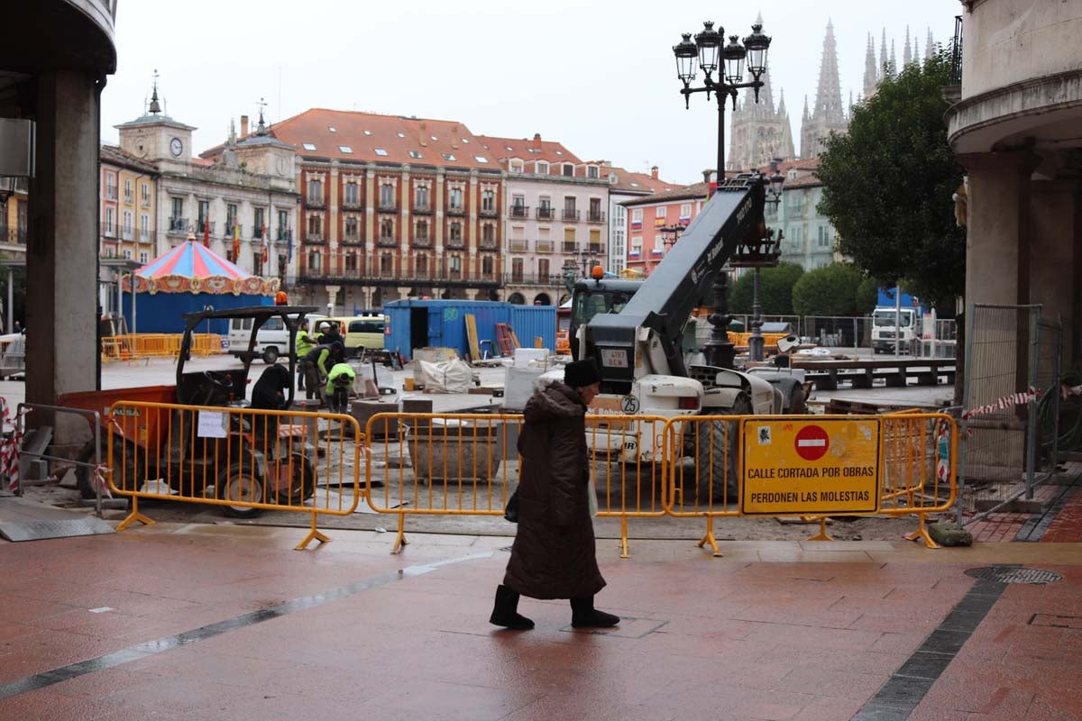 A pesar de las peatonalizaciones abordadas en las últimas décadas en el centro histórico de la ciudad, cientos de vehículos campan a sus anchas cada mañana por ellas.