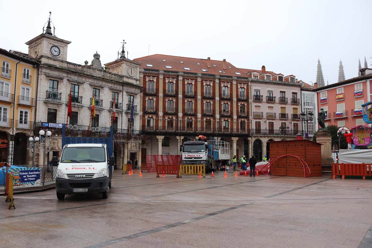 A pesar de las peatonalizaciones abordadas en las últimas décadas en el centro histórico de la ciudad, cientos de vehículos campan a sus anchas cada mañana por ellas.
