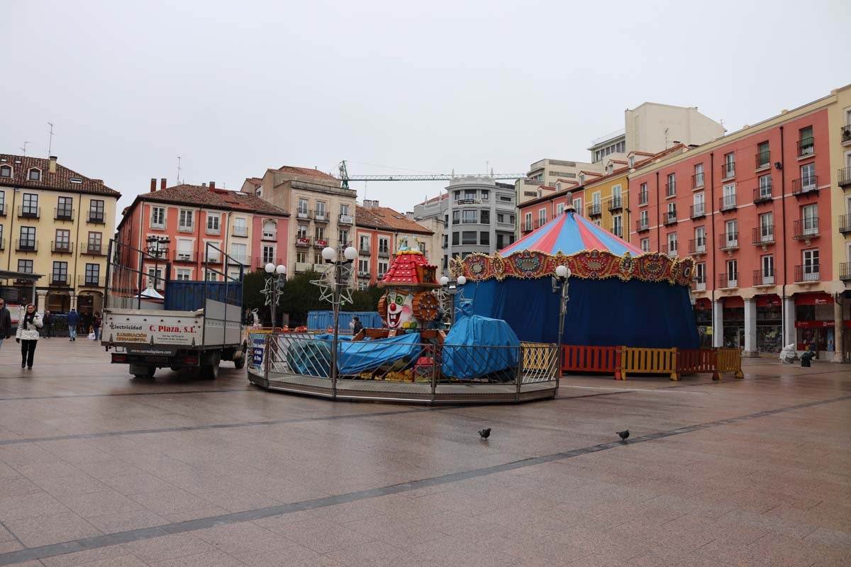 A pesar de las peatonalizaciones abordadas en las últimas décadas en el centro histórico de la ciudad, cientos de vehículos campan a sus anchas cada mañana por ellas.