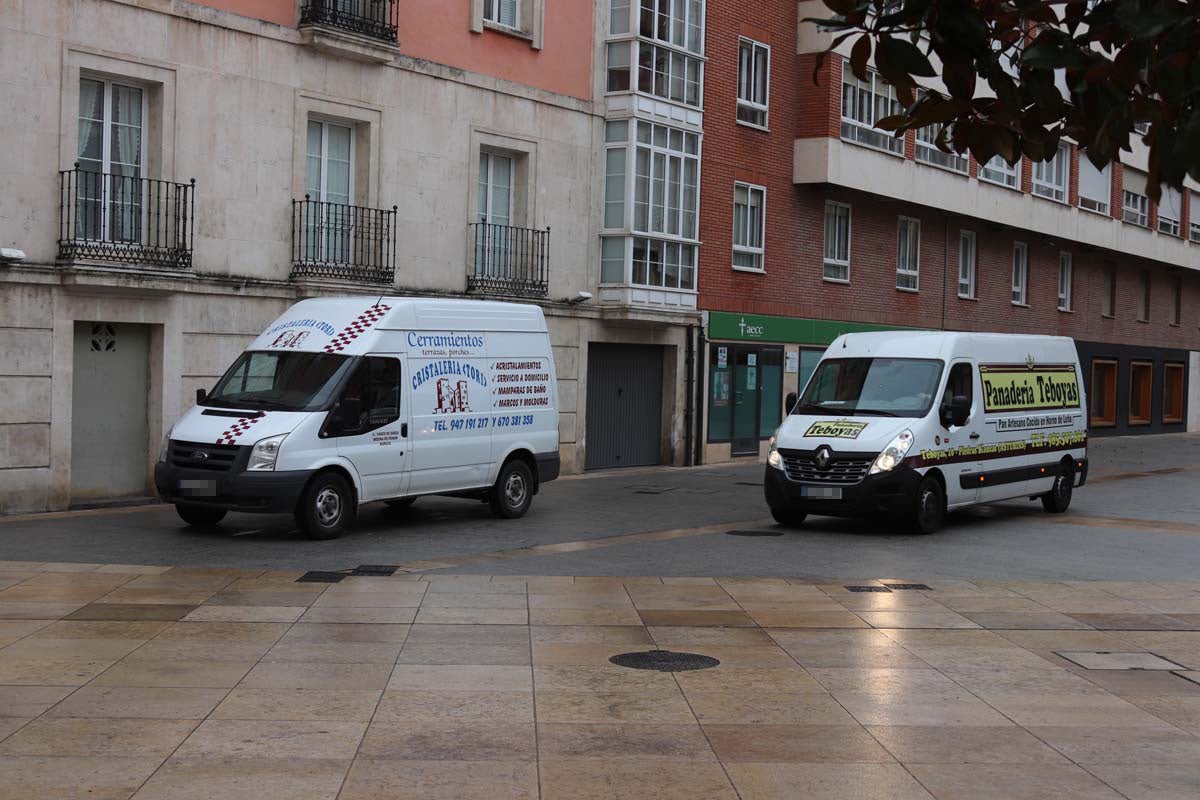 A pesar de las peatonalizaciones abordadas en las últimas décadas en el centro histórico de la ciudad, cientos de vehículos campan a sus anchas cada mañana por ellas.