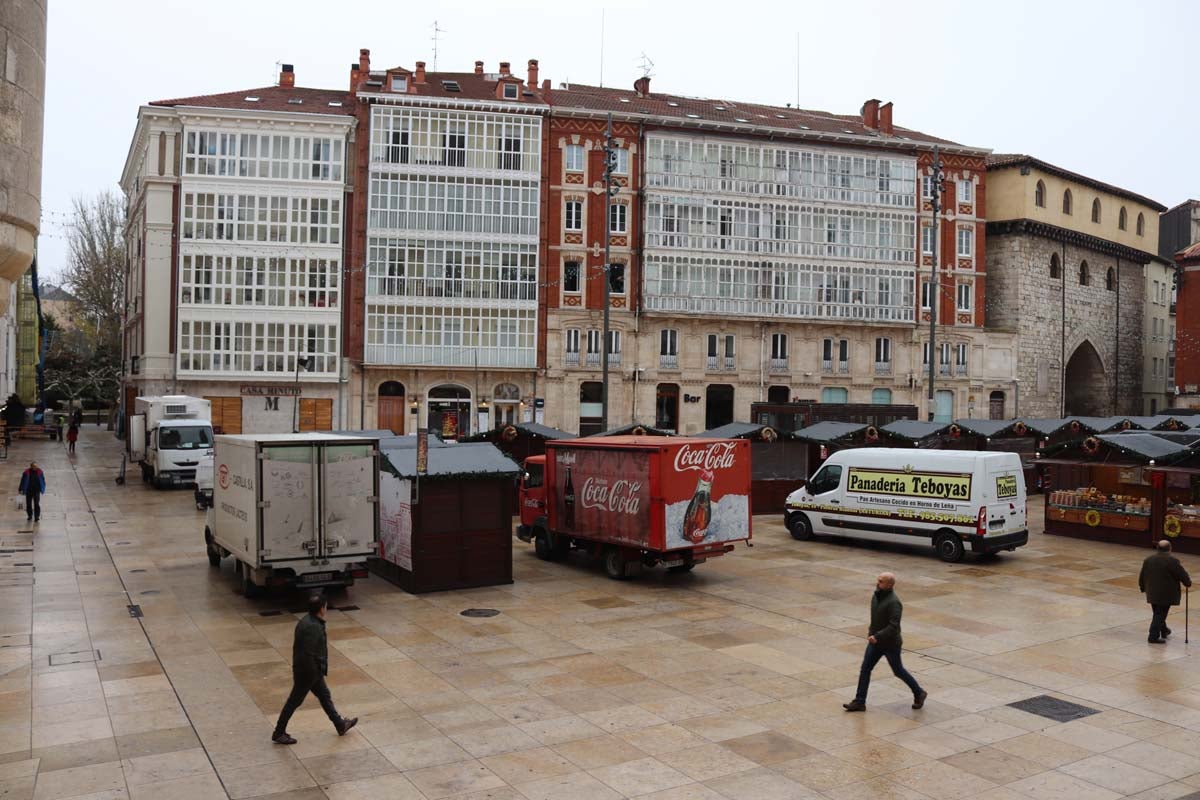 A pesar de las peatonalizaciones abordadas en las últimas décadas en el centro histórico de la ciudad, cientos de vehículos campan a sus anchas cada mañana por ellas.