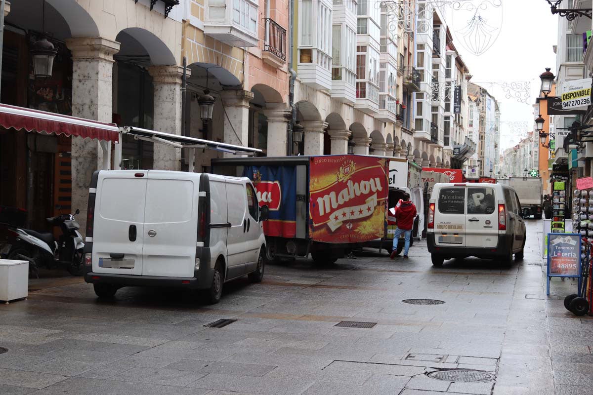 A pesar de las peatonalizaciones abordadas en las últimas décadas en el centro histórico de la ciudad, cientos de vehículos campan a sus anchas cada mañana por ellas.