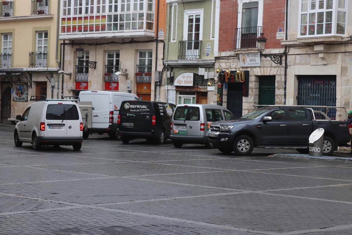 A pesar de las peatonalizaciones abordadas en las últimas décadas en el centro histórico de la ciudad, cientos de vehículos campan a sus anchas cada mañana por ellas.