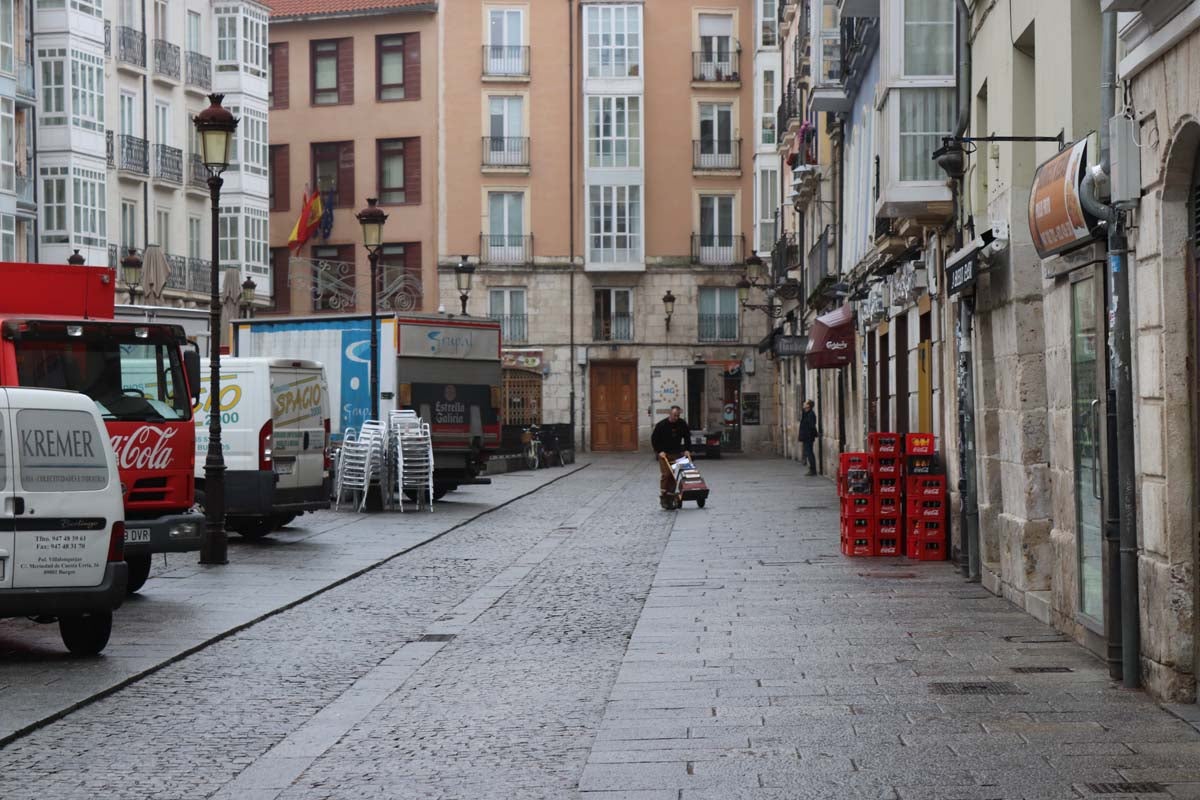 A pesar de las peatonalizaciones abordadas en las últimas décadas en el centro histórico de la ciudad, cientos de vehículos campan a sus anchas cada mañana por ellas.