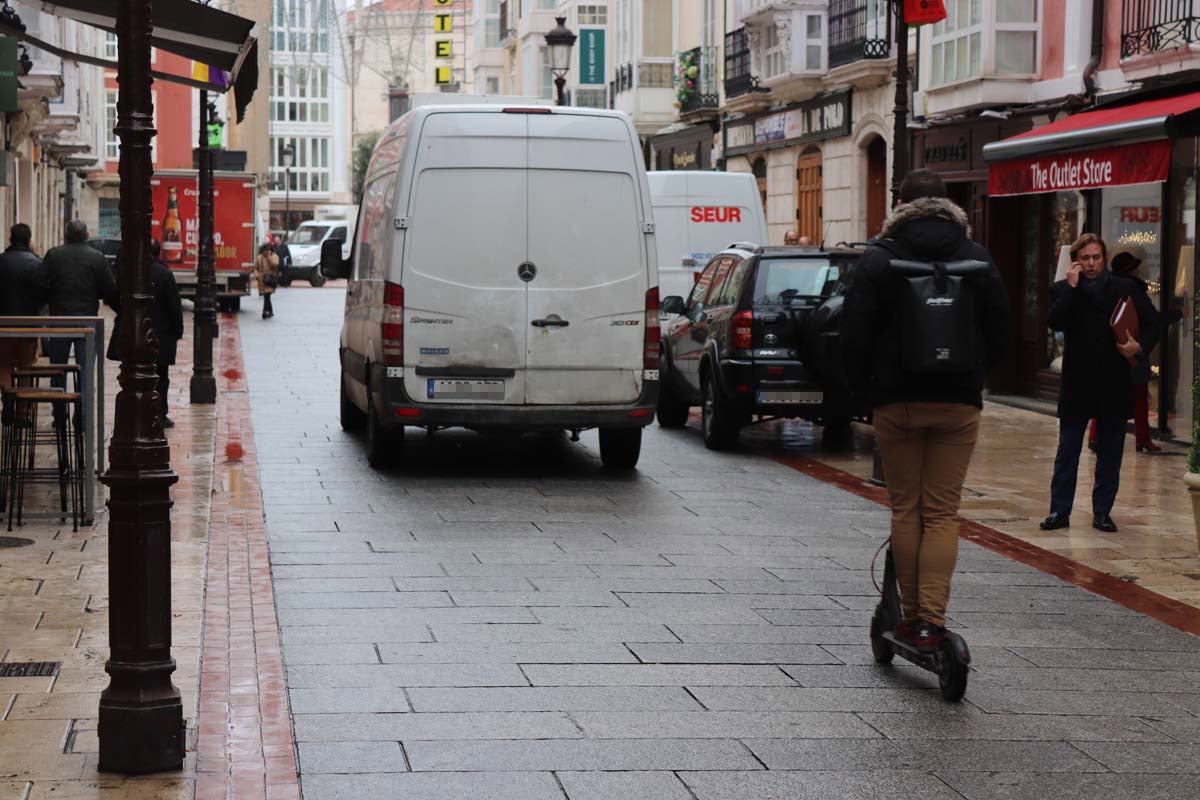 A pesar de las peatonalizaciones abordadas en las últimas décadas en el centro histórico de la ciudad, cientos de vehículos campan a sus anchas cada mañana por ellas.