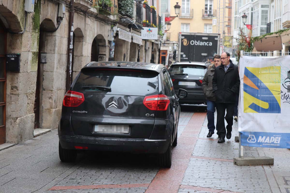 A pesar de las peatonalizaciones abordadas en las últimas décadas en el centro histórico de la ciudad, cientos de vehículos campan a sus anchas cada mañana por ellas.