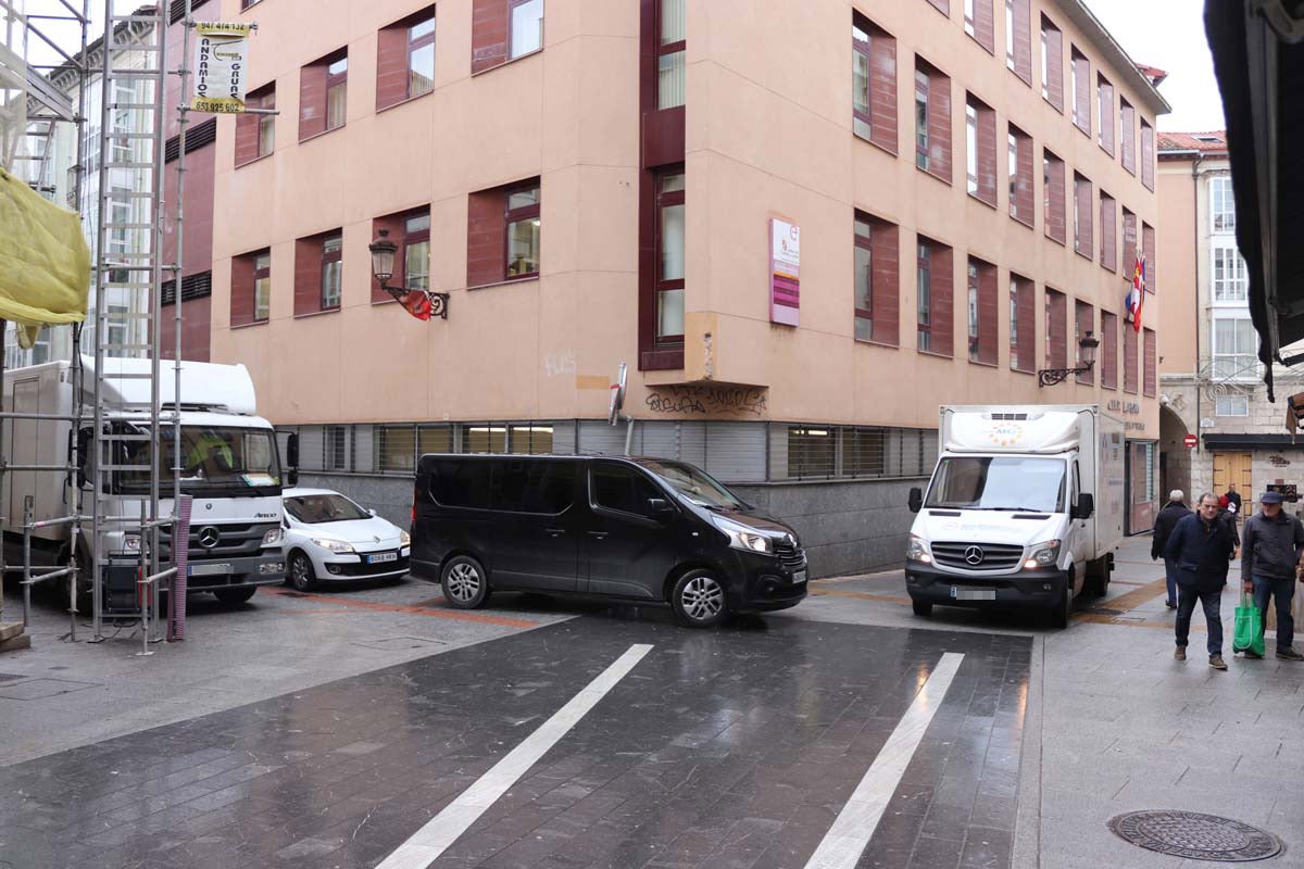 A pesar de las peatonalizaciones abordadas en las últimas décadas en el centro histórico de la ciudad, cientos de vehículos campan a sus anchas cada mañana por ellas.