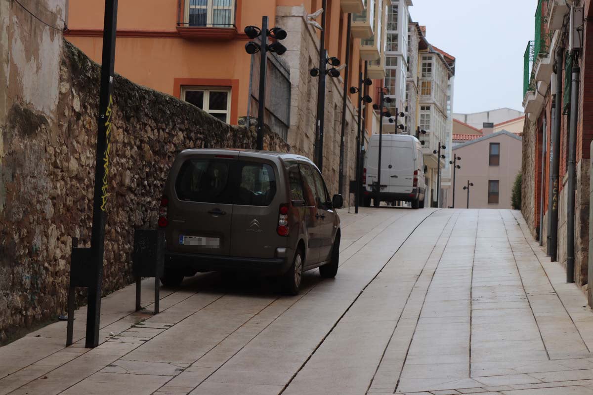 A pesar de las peatonalizaciones abordadas en las últimas décadas en el centro histórico de la ciudad, cientos de vehículos campan a sus anchas cada mañana por ellas.