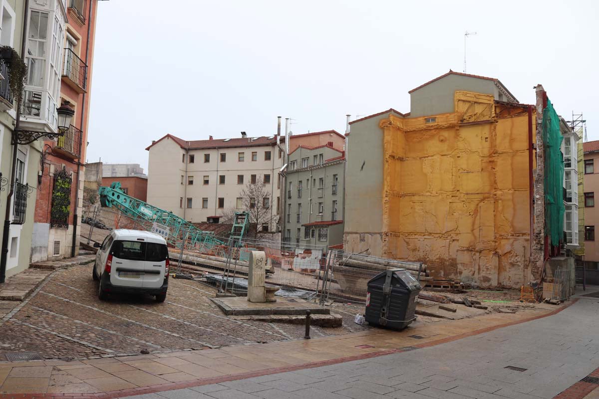A pesar de las peatonalizaciones abordadas en las últimas décadas en el centro histórico de la ciudad, cientos de vehículos campan a sus anchas cada mañana por ellas.