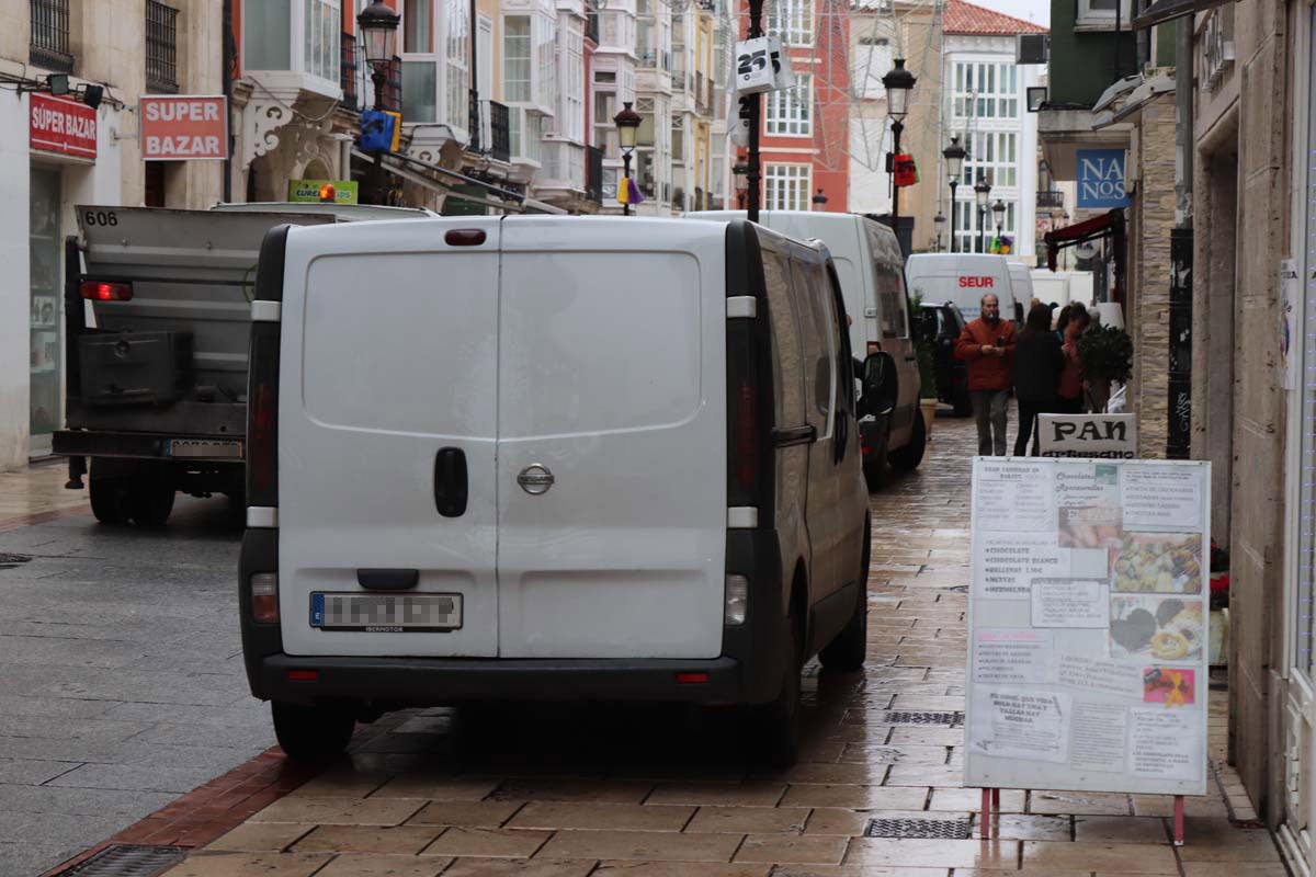 A pesar de las peatonalizaciones abordadas en las últimas décadas en el centro histórico de la ciudad, cientos de vehículos campan a sus anchas cada mañana por ellas.