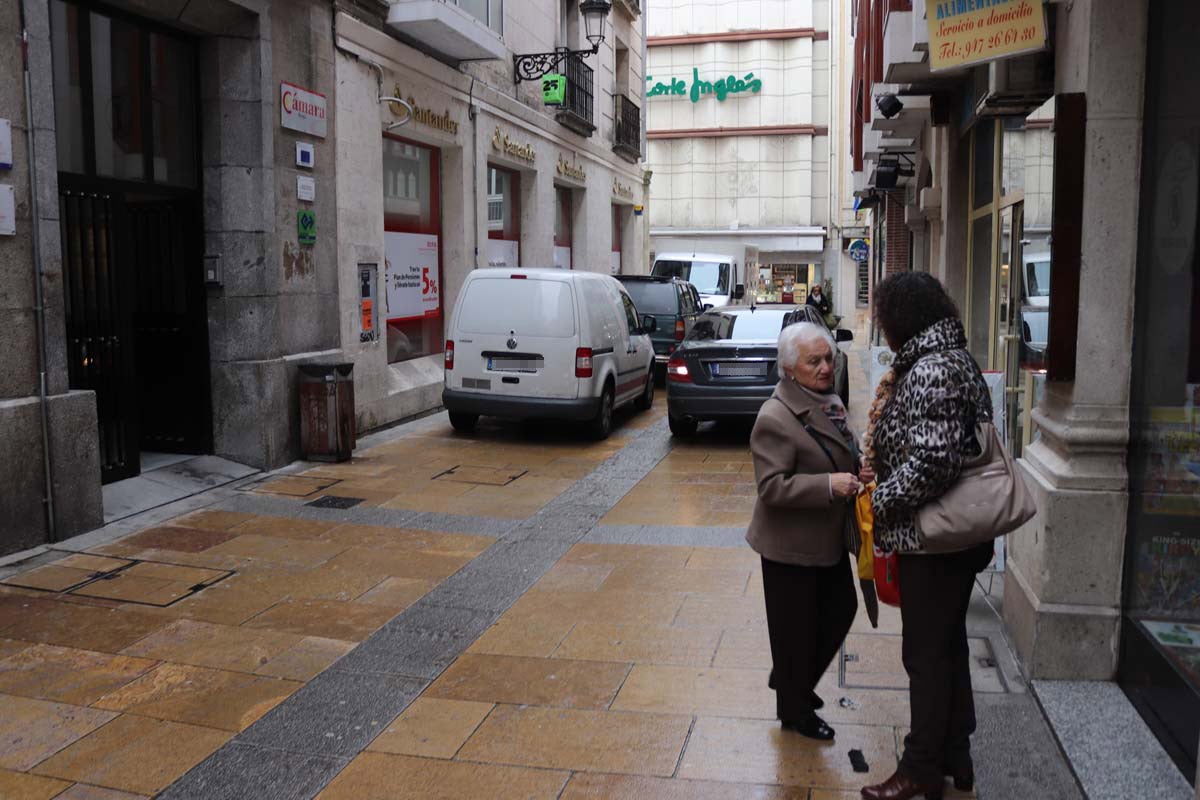 A pesar de las peatonalizaciones abordadas en las últimas décadas en el centro histórico de la ciudad, cientos de vehículos campan a sus anchas cada mañana por ellas.