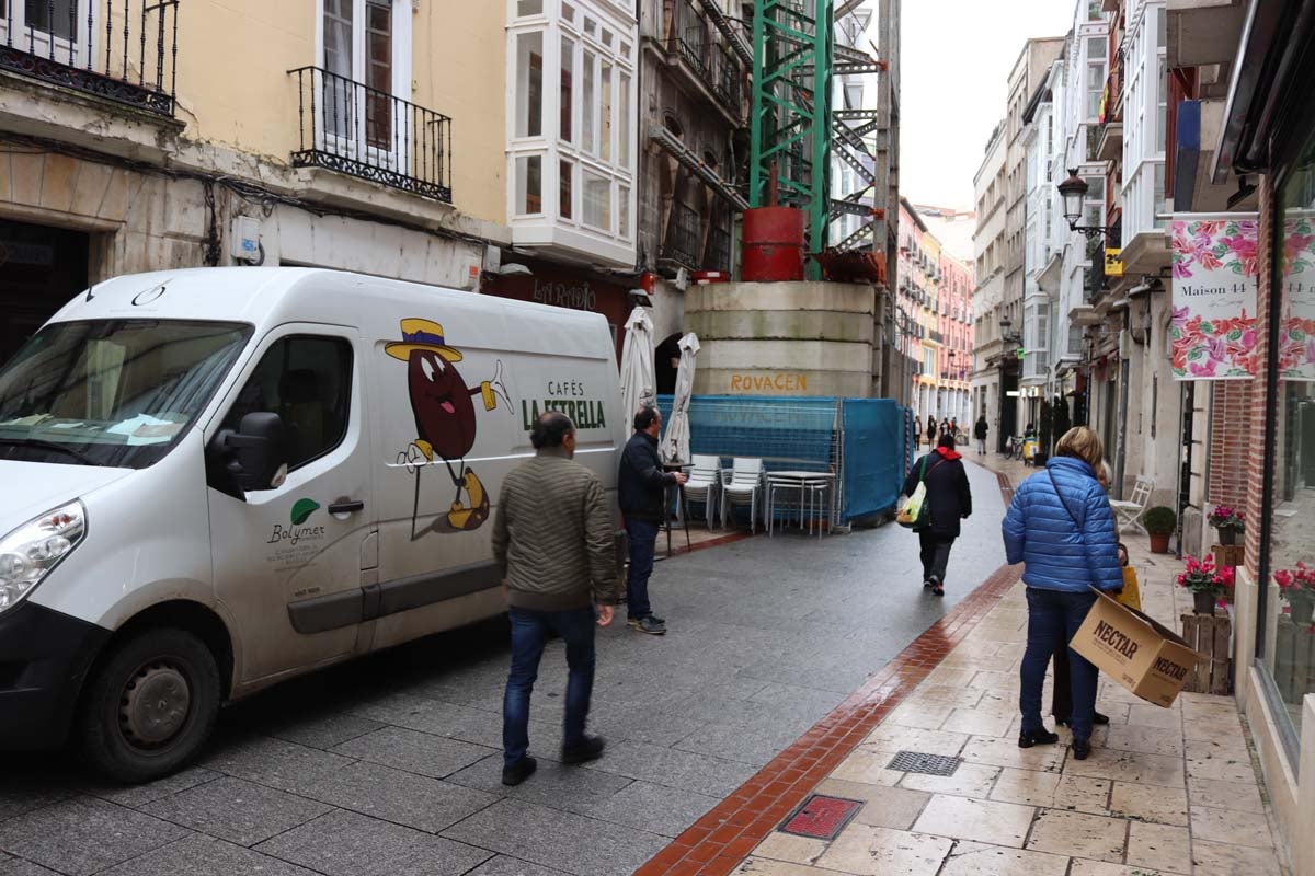 A pesar de las peatonalizaciones abordadas en las últimas décadas en el centro histórico de la ciudad, cientos de vehículos campan a sus anchas cada mañana por ellas.