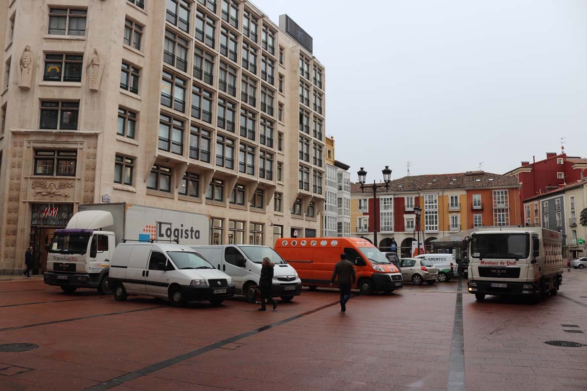 A pesar de las peatonalizaciones abordadas en las últimas décadas en el centro histórico de la ciudad, cientos de vehículos campan a sus anchas cada mañana por ellas.