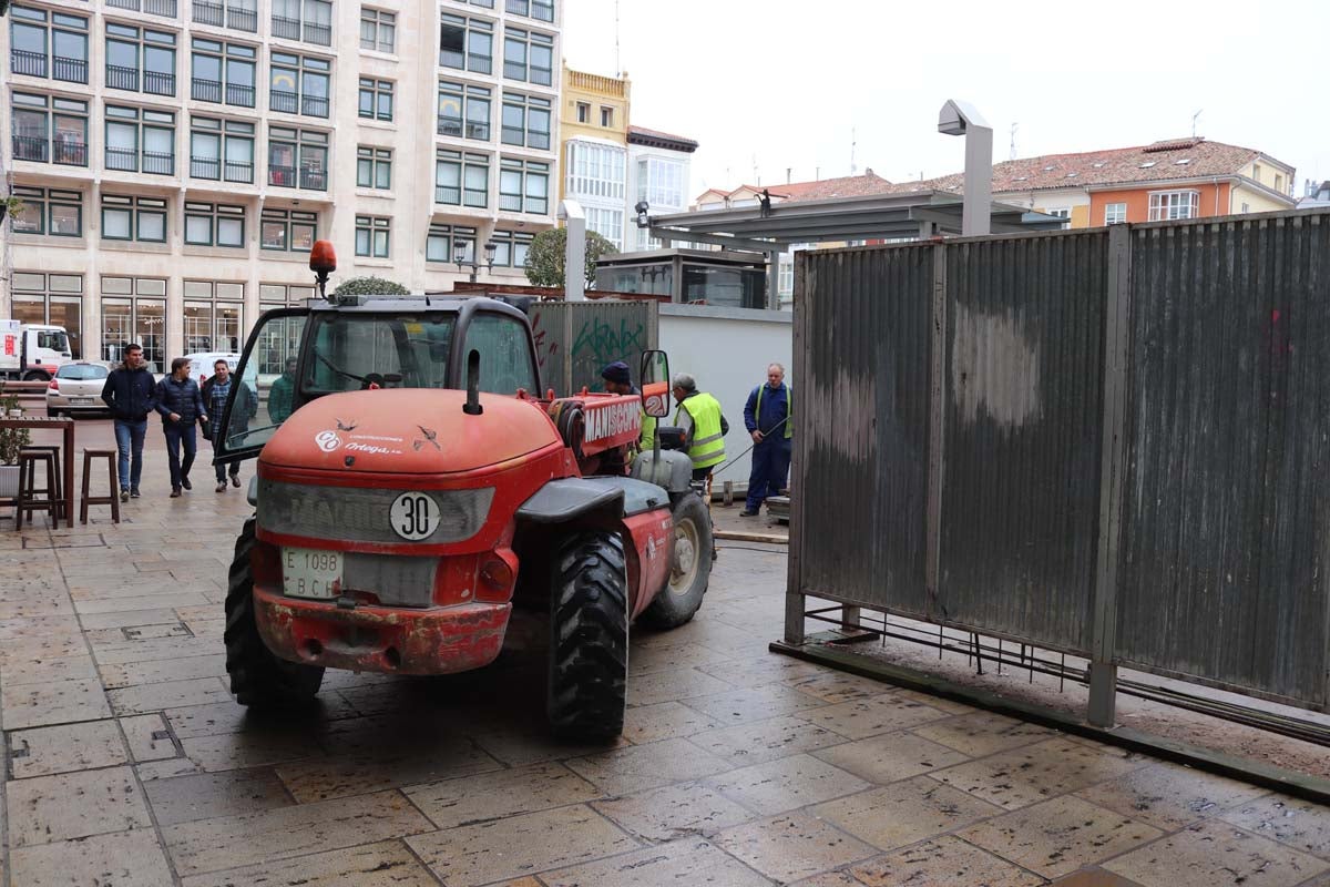 A pesar de las peatonalizaciones abordadas en las últimas décadas en el centro histórico de la ciudad, cientos de vehículos campan a sus anchas cada mañana por ellas.