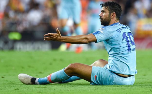 Diego Costa durante el choque de Liga contra el Valencia en Mestalla