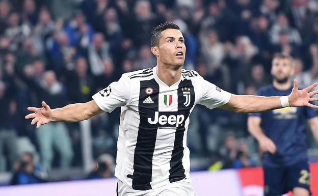 Cristinano Ronaldo, jugador de la Juventus de Turín, celebra un gol.