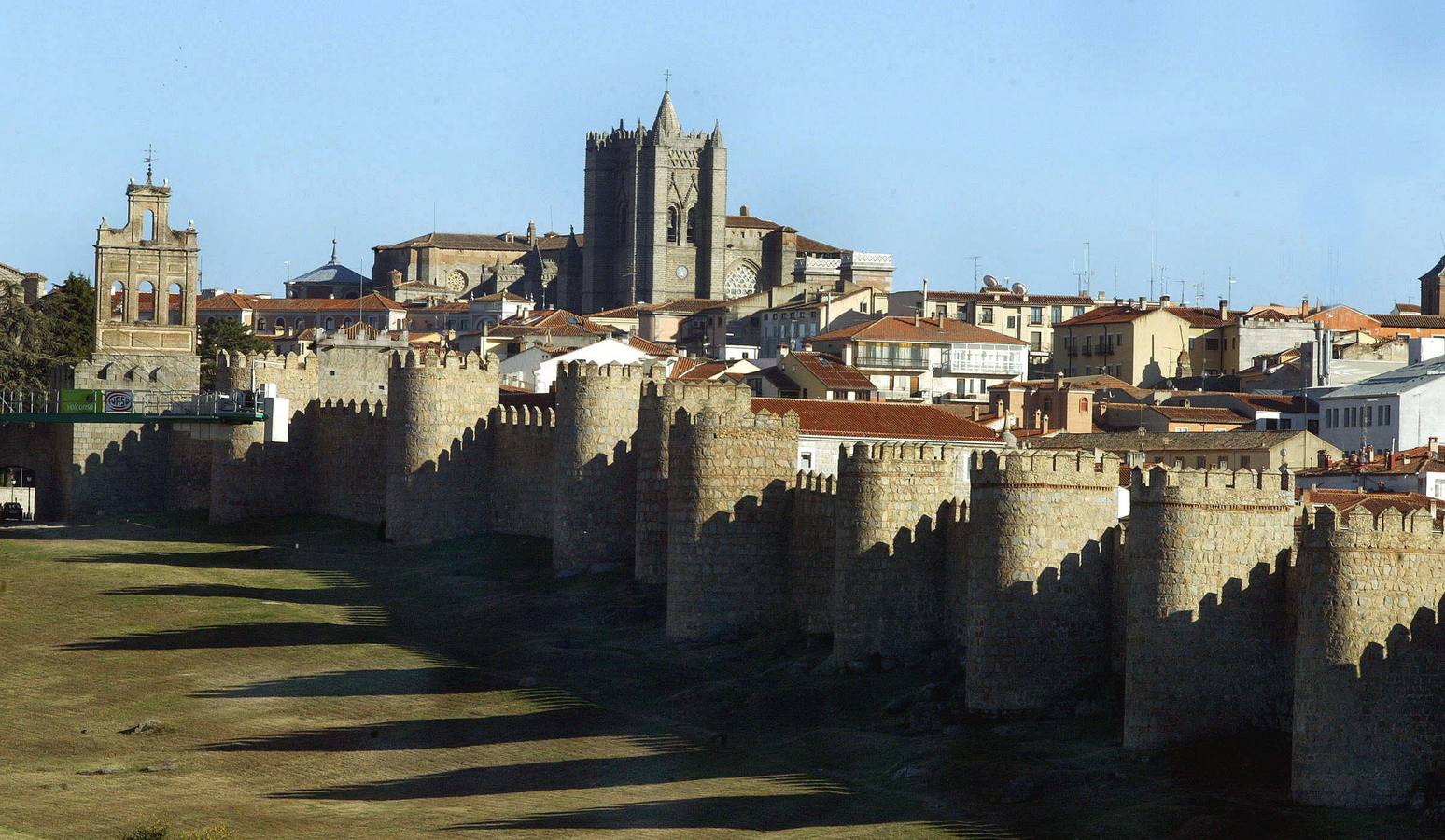 Ávila, ciudad Patrimonio de la Humanidad. Murallas, casas, palacios, templos, conventos, configuran el rico patrimonio artístico de la ciudad, fruto de un enriquecedor pasado histórico protagonizado por las culturas que en ella convivieron.