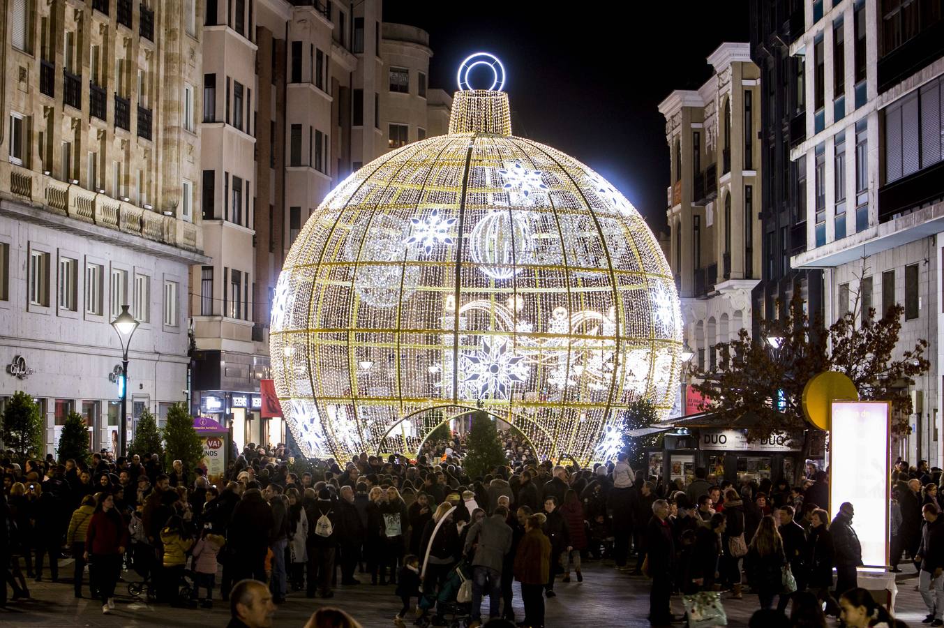 Navidad en Valladolid. Es una de las épocas más entrañables en la ciudad y una de las mejores temporadas para disfrutarla en familia. Calles y plazas se engalanan con una iluminación navideña que confiere un aspecto mágico a centro y barrios, con estructuras tan espectaculares como la enorme bola, con 12 metros de altura, que preside la entrada a la calle Santiago. El epicentro es su Plaza Mayor. Presidido por un árbol de luces de grandes dimensiones, que permite a los transeúntes pasear bajo él, el espacio reúne atracciones para los más pequeños, un belén y, por segundo año consecutivo, un mercado de productos típicos al estilo de los que son tradicionales por estas fechas en capitales centroeuropeas.