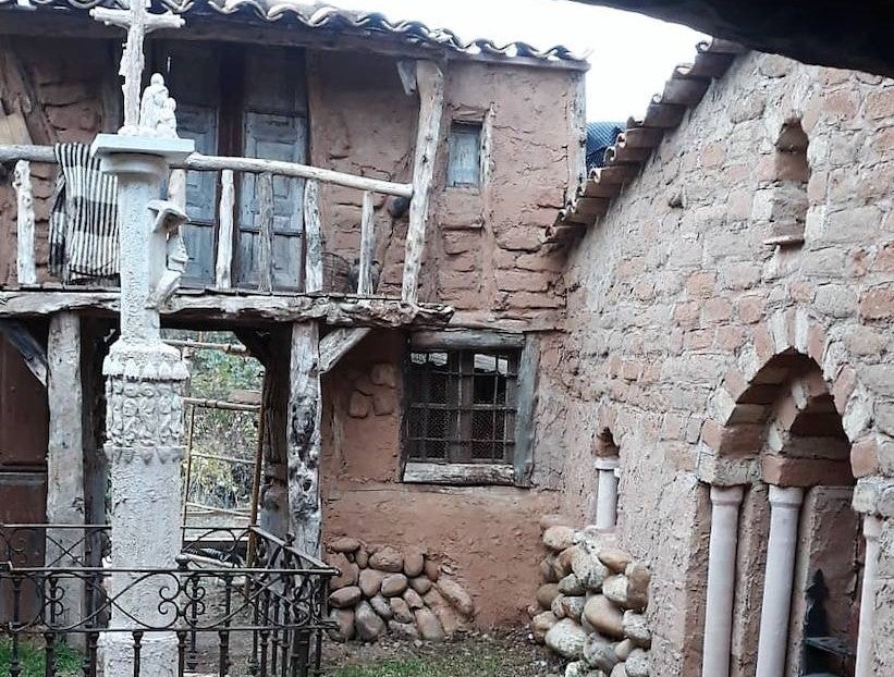 El escultor Félix Yáñez, autor de la escultura más grande del mundo, Territorio Artlanza de Quintanilla del Agua, amplía su obra con una típica plaza castellana con una ermita, un soportal y un crucero