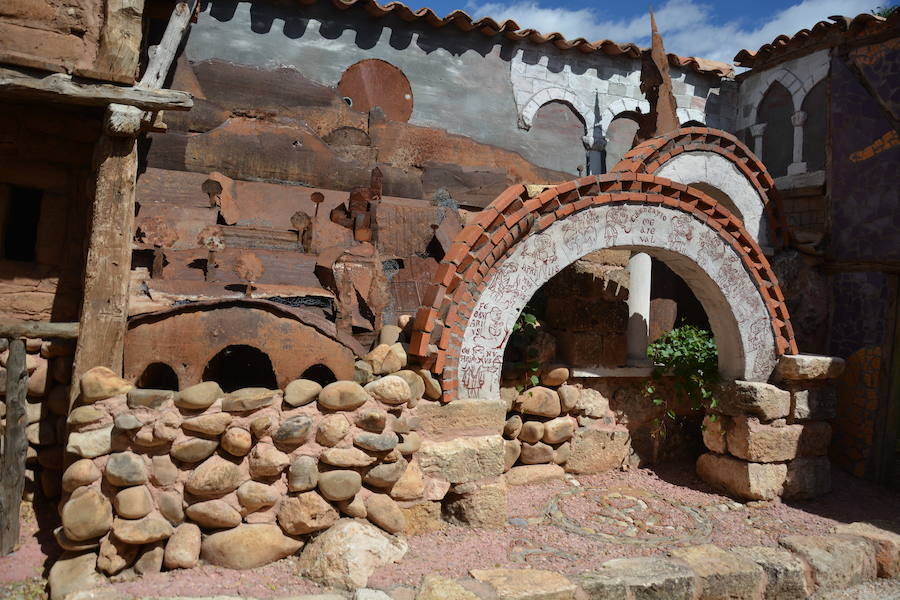 El escultor Félix Yáñez, autor de la escultura más grande del mundo, Territorio Artlanza de Quintanilla del Agua, amplía su obra con una típica plaza castellana con una ermita, un soportal y un crucero