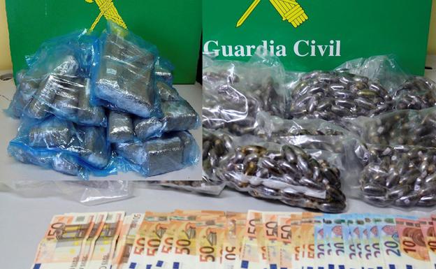 Dinero y drogas incautadas por la Guardia Civil. 