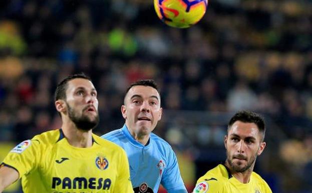 Aspas lucha por el balón con Pedraza y Víctor Ruiz. 