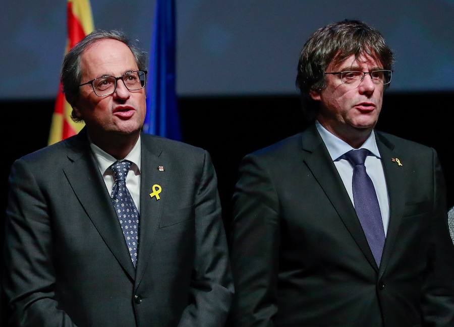 El expresidente catalán Carles Puigdemont (derecha), junto al presidente de la Generalitat, Quim Torra (izquierda), durante el acto de presentación del Consejo por la República celebrado en el teatro flamenco KVS de la capital belga.