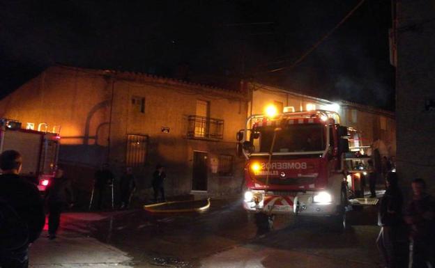 Una de las dotaciones de bomberos que participan en la extinción.