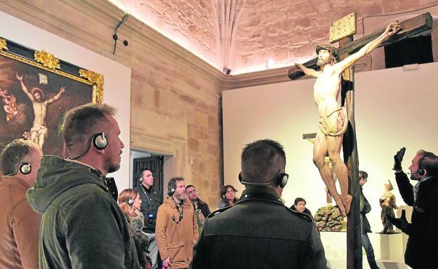 Los visitantes atienden las explicaciones, este sábado, durante el recorrido por 'Mons Dei'. 
