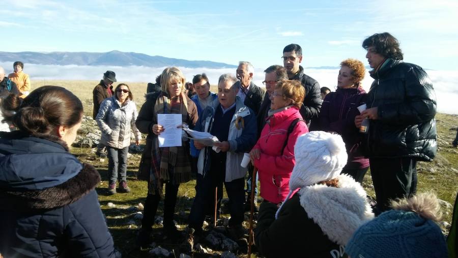 Una expedición cercana a las 70 personas ha participado en la X subida del Belén a Peña Lara. Allí pasará toda la Navidad este nacimiento.