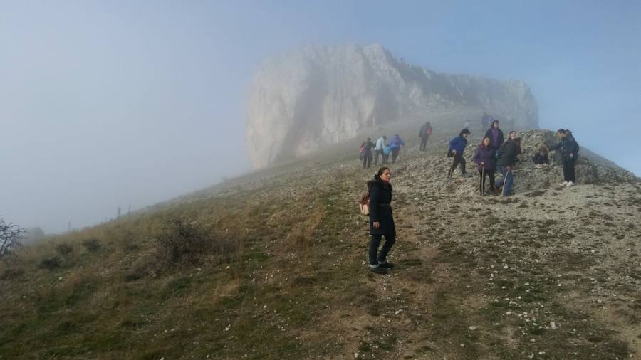 Una expedición cercana a las 70 personas ha participado en la X subida del Belén a Peña Lara. Allí pasará toda la Navidad este nacimiento.